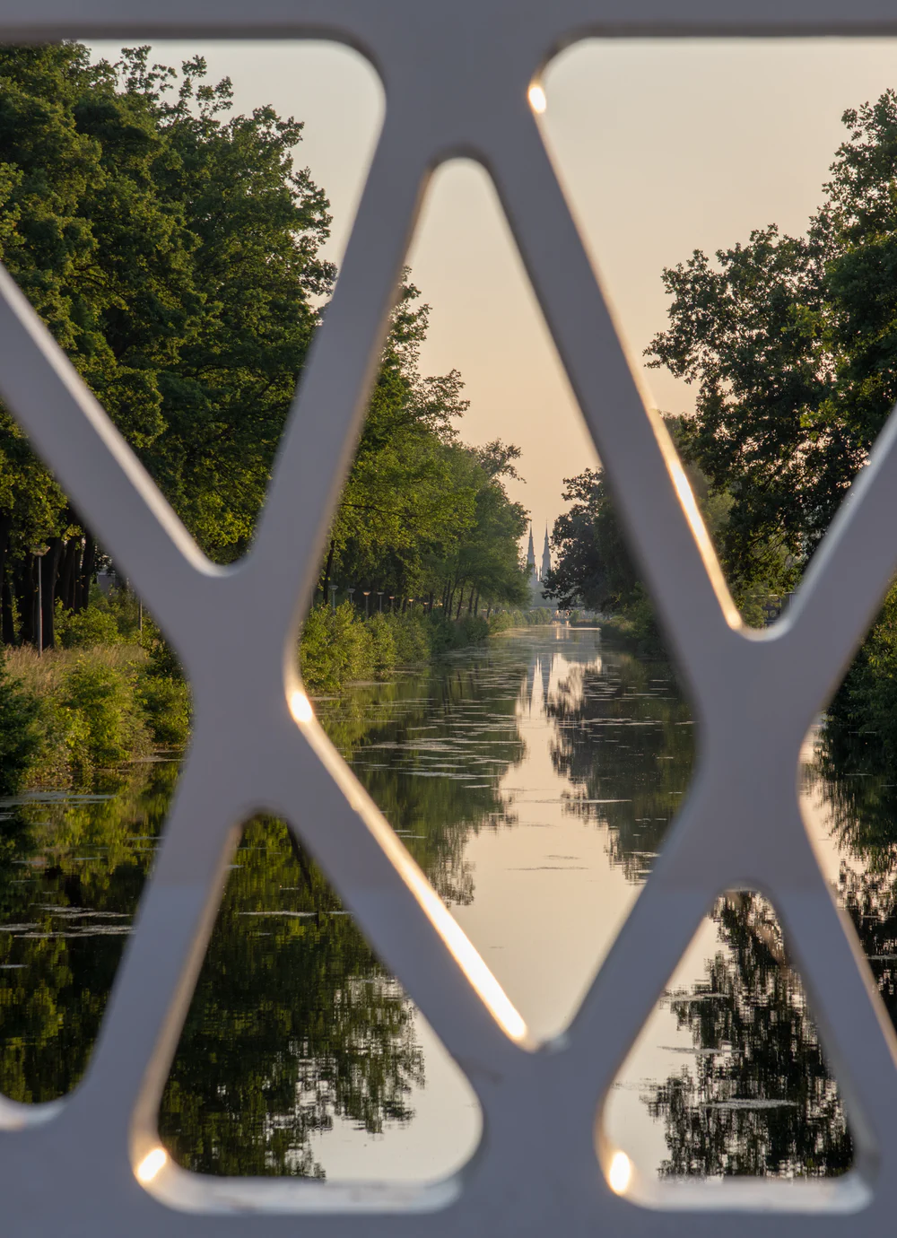 Dommel, Through the Railing